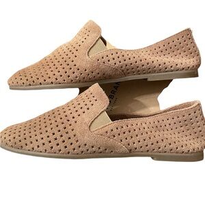 Lucky Brand Carthy light brown women’s perforated leather loafer size 6.5,